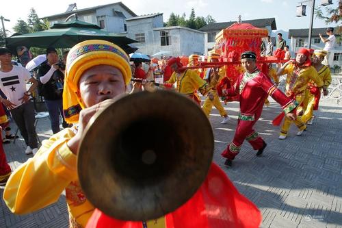 迎親隊伍在表演,。