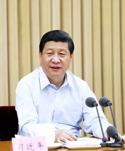 圖為：2013年6月28日，中共中央總書記,、國(guó)家主席,、中央軍委主席習(xí)近平在全國(guó)組織工作會(huì)議上發(fā)表重要講話。