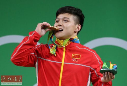 8月7日,，龍清泉在頒獎儀式上,。