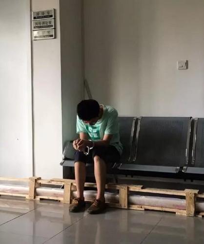 女生地鐵站臺(tái)單手擒色狼 嫌疑人來(lái)滬無(wú)業(yè)已被行拘
