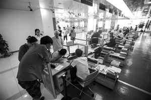 海曙移動天寧旗艦店,，市民在實名制專柜辦理業(yè)務(wù)