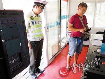 男子光腳開(kāi)車反問(wèn)警察：哪條法律規(guī)定不準(zhǔn)？（圖）