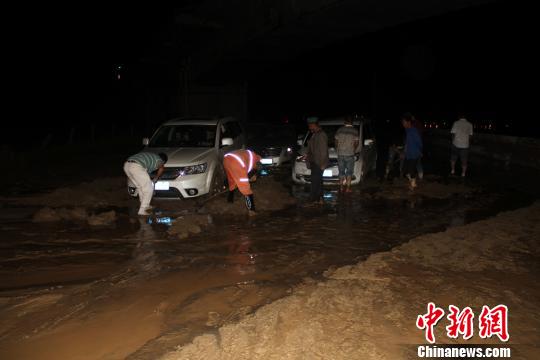 被困車主也加入到救援行動中,?！⊥粲?攝