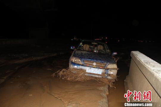 經(jīng)過車輛被困淤泥中,?！⊥粲?攝