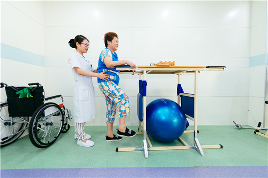 8月9日,，醫(yī)務(wù)人員在江蘇鎮(zhèn)江潤(rùn)州區(qū)黎明社區(qū)衛(wèi)生服務(wù)中心為患者進(jìn)行康復(fù)理療,。新華社記者 劉金海 攝
