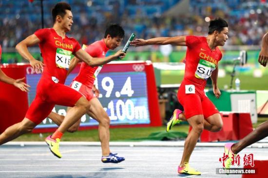 北京時間8月20日上午，在里約奧運會男子4x100米接力決賽中,，由博爾特領(lǐng)銜的牙買加隊如愿衛(wèi)冕,，這也是博爾特在三屆奧運會上斬獲的個人第九枚金牌,。美國隊被取消成績,，日本隊收獲銀牌,。由湯星強,、謝震業(yè),、蘇炳添,、張培萌組成的中國隊最終排名第四,。圖為中國隊在比賽中。<a target='_blank' href='http://www.chinanews.com/' >中新網(wǎng)</a>記者 富田 攝
