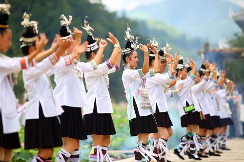 侗族群眾身著民族盛裝,，開(kāi)展祭薩,、鼓樓對(duì)歌,、侗族大歌匯演等民俗活動(dòng),。