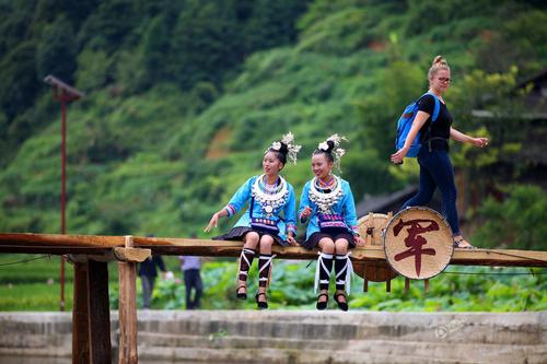 侗族群眾身著民族盛裝,，開展祭薩、鼓樓對歌,、侗族大歌匯演等民俗活動,。1