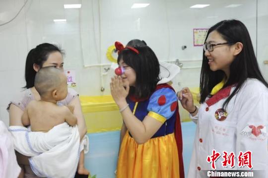 志愿者裝扮成熊大,、美羊羊,、小老虎、小恐龍,、小熊貓,、魔術師,、小丑、超人,、蜘蛛俠等中國兒童喜歡的卡通形象,，緩解患兒對病痛的恐懼,。　范麗芳 攝