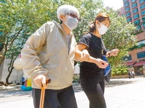 林月芬(左)由女兒劉君媚陪同到法庭作供,。