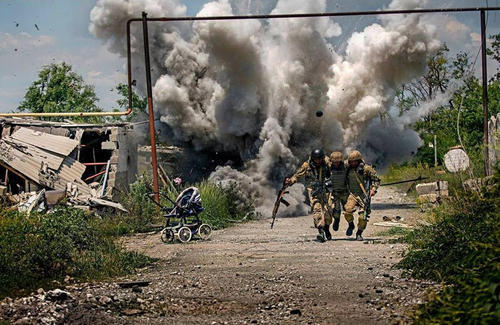 圖為兩名烏政府軍海軍陸戰(zhàn)隊員冒著炮火營救受傷戰(zhàn)友,，場面酷似戰(zhàn)爭電影,。