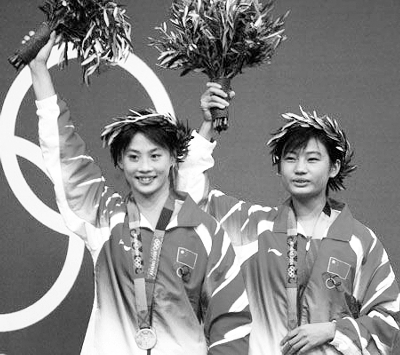 　　2004年雅典奧運(yùn)會(huì)，勞麗詩(shī)（右）與李婷斬獲女子10米雙人跳臺(tái)金牌,，那年她才17歲，自稱(chēng)是運(yùn)動(dòng)生涯的巔峰