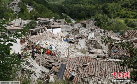 意大利中部城市PESCARA DEL TRONTO收到地震影響，大量建筑成為廢墟,。