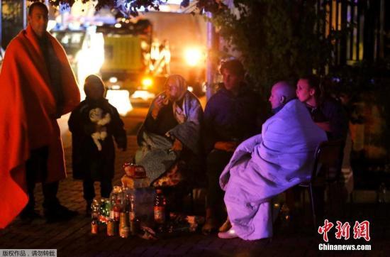 8月25日,，據(jù)外媒報(bào)道,，意大利民防局消息稱，意大利6級以上破壞性地震造成的遇難者人數(shù)已上升至159人,。尚有大量群眾被埋在瓦礫底下,，因此死亡數(shù)字很可能繼續(xù)上升。圖為阿馬特里切市的受災(zāi)民眾街頭過夜,。