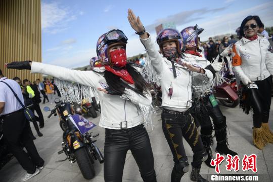 圖為女車手賽前隨著音樂熱身,。　劉文華 攝