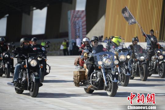 圖為動(dòng)力機(jī)車隊(duì)伍整裝待發(fā)。　劉文華 攝