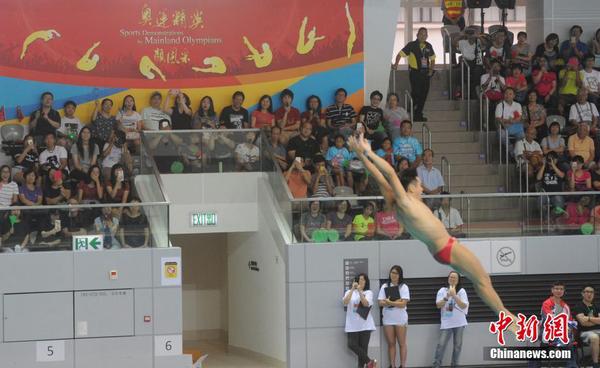 運(yùn)動(dòng)員曹緣示范跳水,。 中新社記者 譚達(dá)明（香港分社） 攝