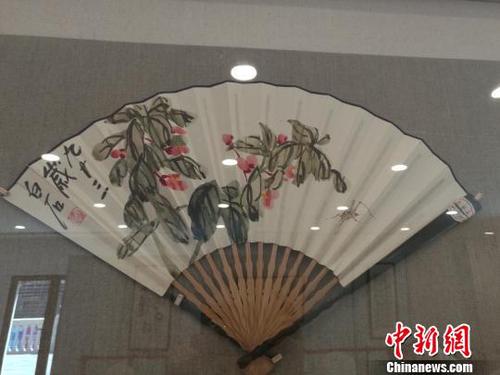 《生活藝術(shù)理想家》名家真跡展連日來在江西南昌舉辦，其中包括近現(xiàn)代中國著名繪畫大師齊白石,、山水畫大師黃賓虹,、海派書畫畫匠程十發(fā)、“東方梵高”崔子范,、當(dāng)代書法家“草圣”林散之等人的代表作品,。圖為齊白石的作品《《花卉草蟲》?！√K路程 攝