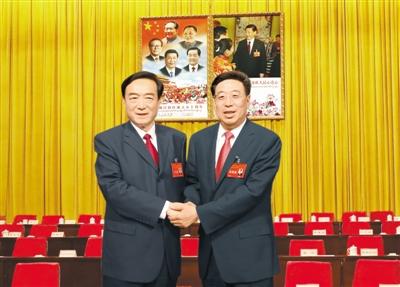 8月28日下午，自治區(qū)召開全區(qū)領(lǐng)導(dǎo)干部會(huì)議,，宣布中央決定：吳英杰同志任西藏自治區(qū)黨委書記,，陳全國同志不再擔(dān)任西藏自治區(qū)黨委書記、常委,、委員職務(wù),。這是吳英杰和陳全國親切握手。本報(bào)記者 姚海全 洛桑 攝