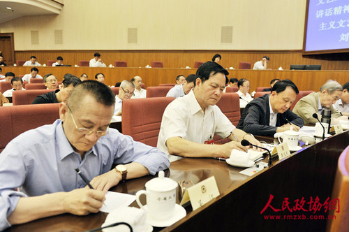 常委們認真聽取劉延?xùn)|作關(guān)于“促進社會主義文藝繁榮發(fā)展”的報告