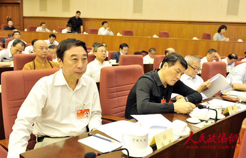 常委們認真聽取劉延?xùn)|作關(guān)于“促進社會主義文藝繁榮發(fā)展”的報告1