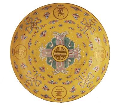 黃地粉彩描金萬壽無疆盤,。