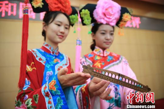 首屆北京頤和園特色旅游文創(chuàng)產(chǎn)品展評,，30日在京揭曉,。經(jīng)過專家團評審,，十七孔橋御尺獲得第一名。圖為木質(zhì)的十七孔橋御尺,?！≡尽z
