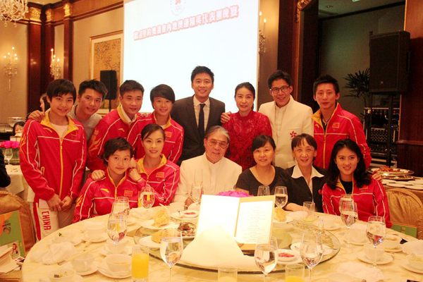 霍震霆委員（前左三）與內(nèi)地奧運(yùn)精英代表團(tuán)在一起,。