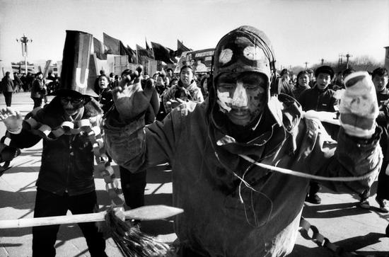 北京天安門,，示威者抗議美國在越南的軍事行動，1965