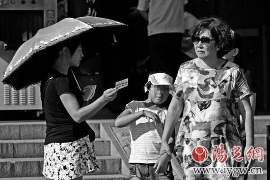 昨日,，大雁塔附近“黑導(dǎo)游”攔路向游人發(fā)放私印的信息卡