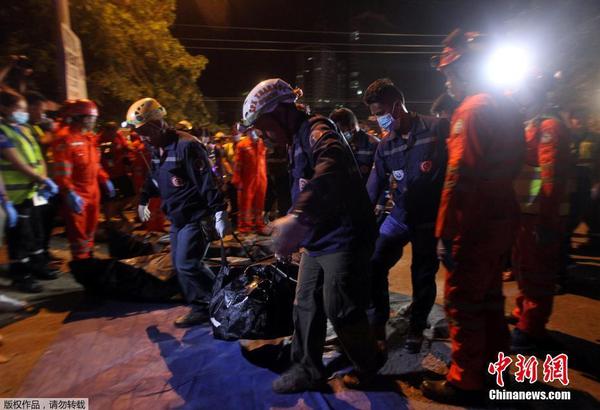 警方轉(zhuǎn)移遇難者遺體,。達沃市副市長保羅透露，5名男性和5名女性在爆炸中喪生,。他表示,，這對達沃和整個菲律賓來說都是悲傷的一天。
