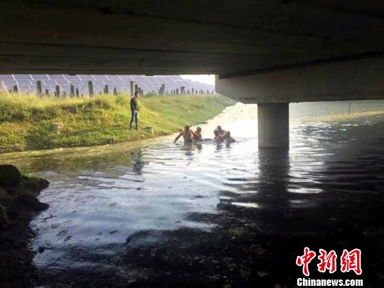 圖為經(jīng)過(guò)20分鐘的搜尋,，溺亡者遺體被找到,?！↑S偉 攝