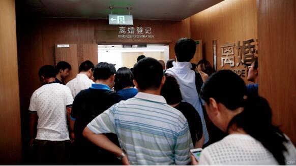 p28-盡管上海市住建委于8 月29 日辟謠“購房信貸新政傳言”,，30 日上海徐匯區(qū)民政局離婚登