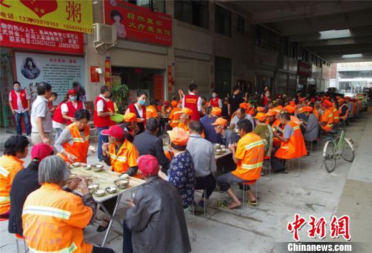 楊麗發(fā)起的愛(ài)心粥屋每天為百余人提供免費(fèi)早餐?！÷穼?攝