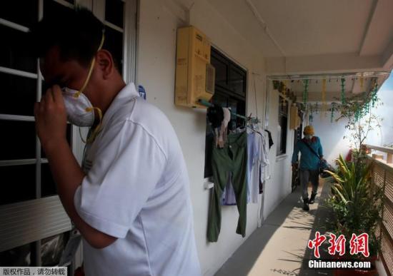 目前,，所有出現(xiàn)癥狀，以及伴侶為確診病患的孕婦,，都可免費接受寨卡病毒檢驗,。國外研究顯示,，孕婦若感染寨卡,，約1%至13%的胎兒會出現(xiàn)小頭畸形癥。