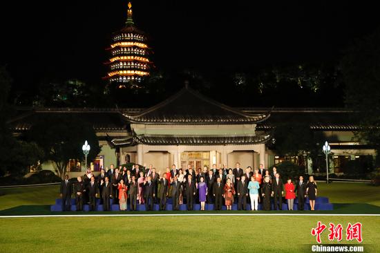 9月4日,，國(guó)家主席習(xí)近平和夫人彭麗媛在杭州西子賓館舉行宴會(huì)，歡迎出席二十國(guó)集團(tuán)領(lǐng)導(dǎo)人杭州峰會(huì)的外方代表團(tuán)團(tuán)長(zhǎng)及所有嘉賓,。圖為習(xí)近平和彭麗媛同外方代表團(tuán)團(tuán)長(zhǎng)及其配偶在室外草坪合影留念,。 <a target='_blank' href='http://www.chinanews.com/'>中新社</a>記者 盛佳鵬 攝
