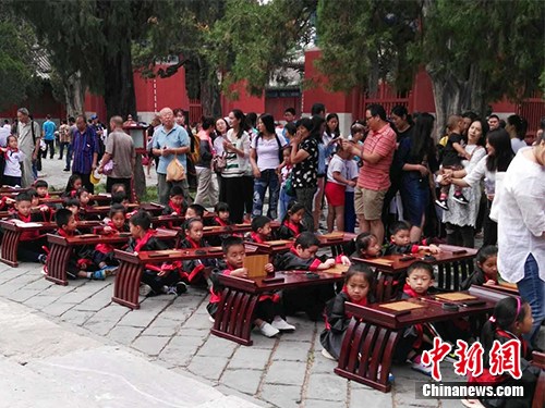 　　9月1日,，有小學(xué)在北京孔廟舉行入學(xué)“開筆禮”儀式,，小學(xué)生穿著漢服，周圍還有家長(zhǎng),。中新網(wǎng)記者 宋宇晟 攝