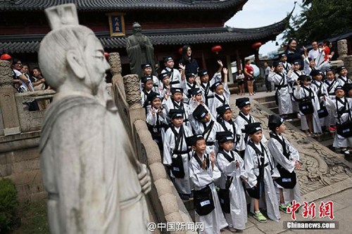 　　8月31日百余小學(xué)新生在南京夫子廟大成殿前“開筆破蒙”，通過向孔子像行禮,、誦讀《論語》,、學(xué)寫“人”字、朱砂開智,、聆聽?zhēng)熼L(zhǎng)寄語等,，宣告正式成為一名學(xué)生。