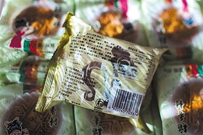 一周后將迎來月餅新標實施后的首個中秋節(jié),。近期選購月餅的市民不難發(fā)現(xiàn),，不少月餅包裝印有新標準號GB/T19855。
