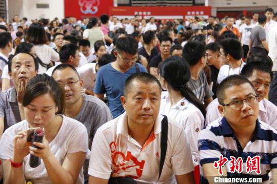 不少無(wú)錫市民仍在觀望，希望房?jī)r(jià)回歸理性。　孫權(quán) 攝