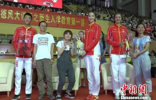 三位奧運健將返回母校,，令南京師范大學的同學們?nèi)珗鍪Э?，齊聲大喊偶像名字,?！±铉?攝