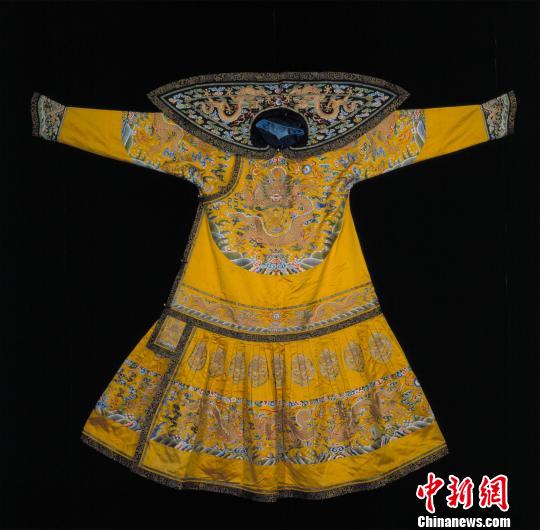 展品：明黃色緞繡彩云金龍紋男夾朝袍,。　故宮博物院供圖　攝