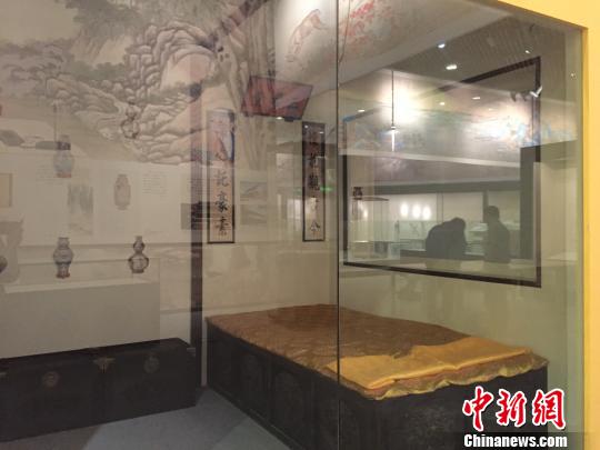 正在布置的展覽一角?！⌒鞐畹t　攝