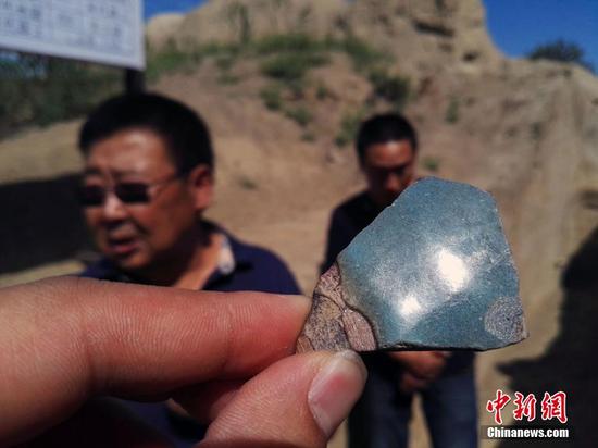 圖為在北庭故城南門(mén)西側(cè)城墻出土宋代瓷器碎片,。中新社記者 王小軍 攝