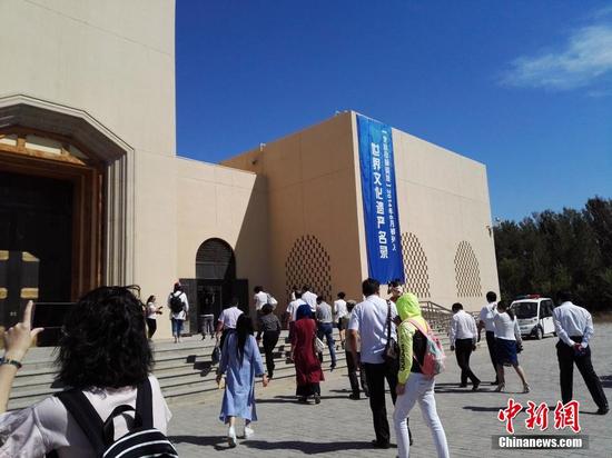 圖為北庭高昌回鶻佛寺遺址吸引游客參觀(guān),。中新社記者 王小軍 攝