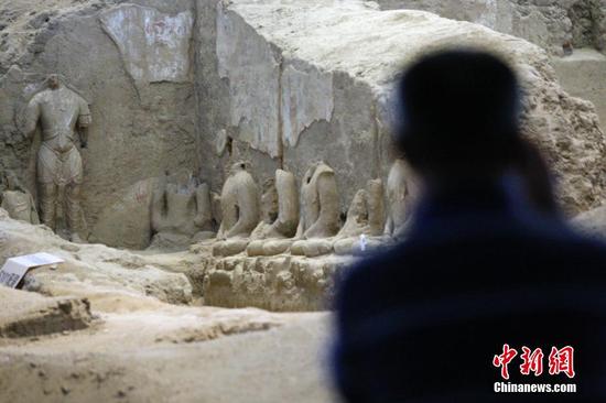 圖為北庭高昌回鶻佛寺遺址吸引游客拍照,。中新社記者 王小軍 攝