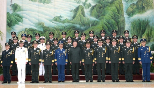 這是習(xí)近平接見(jiàn)武漢聯(lián)勤保障基地領(lǐng)導(dǎo)班子成員和各聯(lián)勤保障中心主要領(lǐng)導(dǎo),，并同大家合影留念。