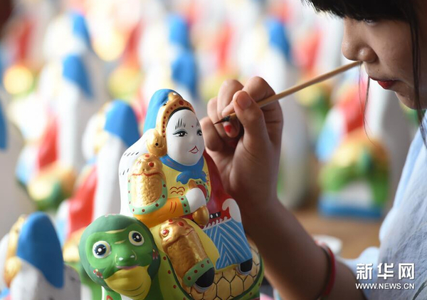 9月13日,，“三癡齋”泥塑工作室藝人在制作“兔兒爺”泥塑,。1