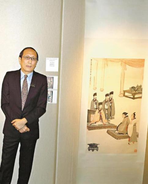 張超群介紹本次拍賣會的珍品,。圖右為傅抱石的《鄭莊公見母》，該畫取自春秋時代的典故,。 殷翔 攝
