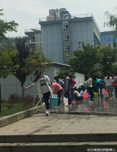 圖為學生排隊提水,。